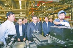<b>李克强:“中国制造2025”更需要大马力发动机</b>